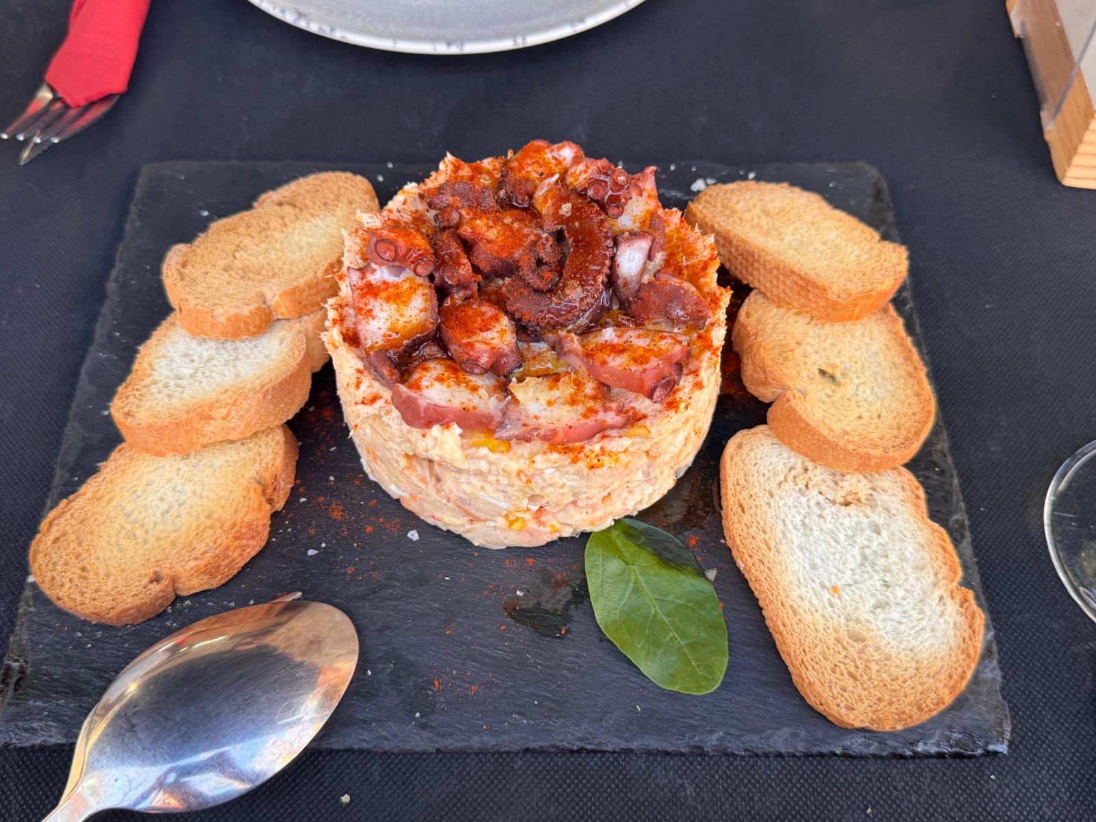Ensaladilla de pulpo y langostinos